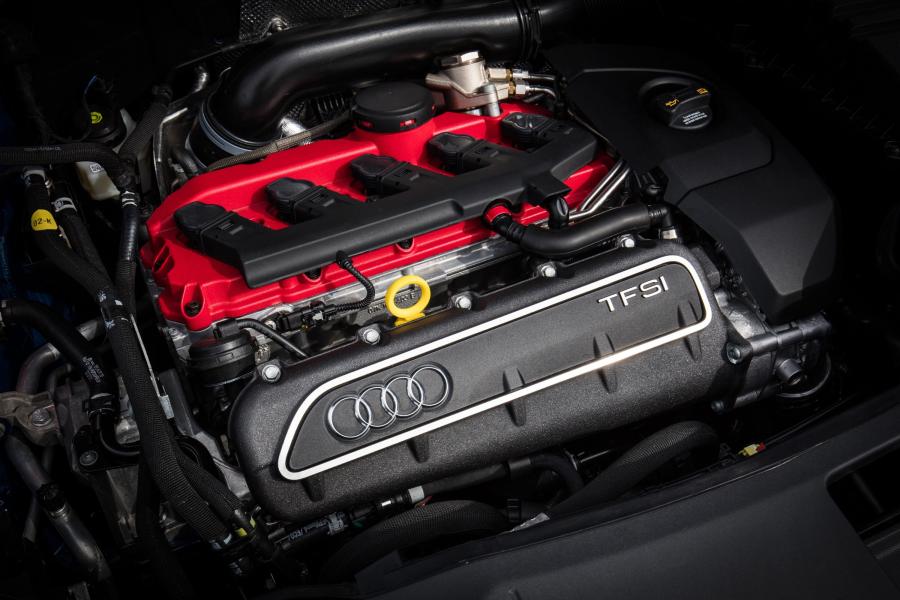 Моторный отсек Audi RS Q3 Performance (8U) 2016 года  (AU) (фото 21 из 25)